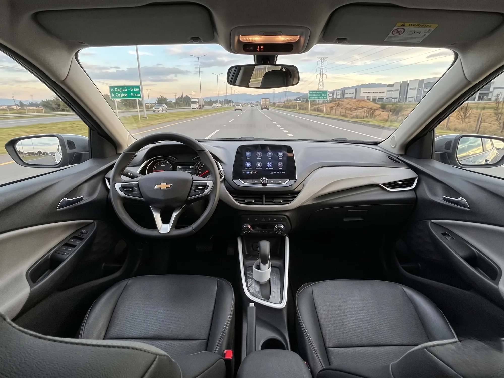 Sedán Chevrolet Onix Premier 2025 en Lima — foto 3