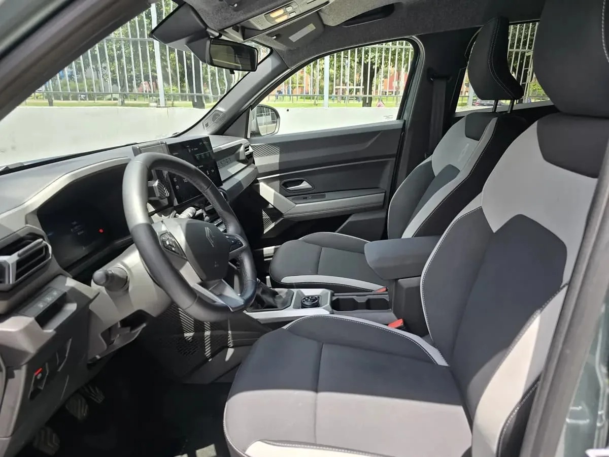 SUV Renault Duster Hybrid E-TECH 2027 en Lima — foto 5