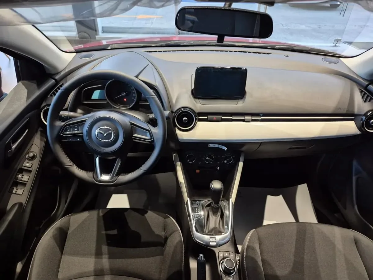 Sedán Mazda 2 Touring 2027 en Lima — foto 6
