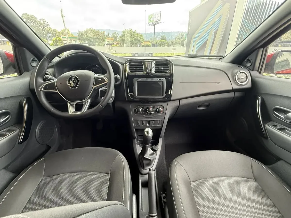 Sedán Renault Logan Life 2027 en Lima — foto 5