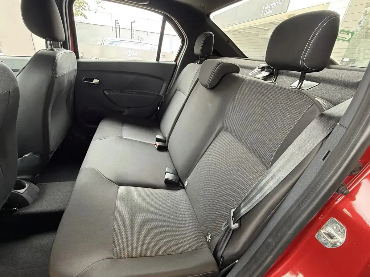 Sedán Renault Logan Life 2027 en Lima — foto 7