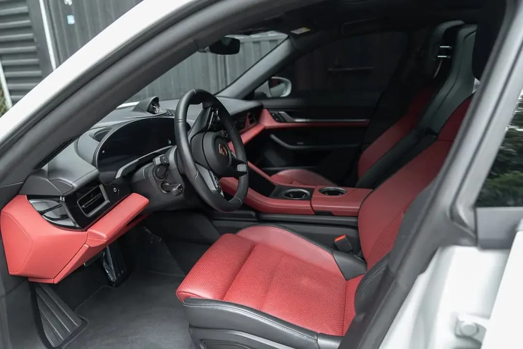 Sedán Porsche Taycan 2025 en Lima — foto 5