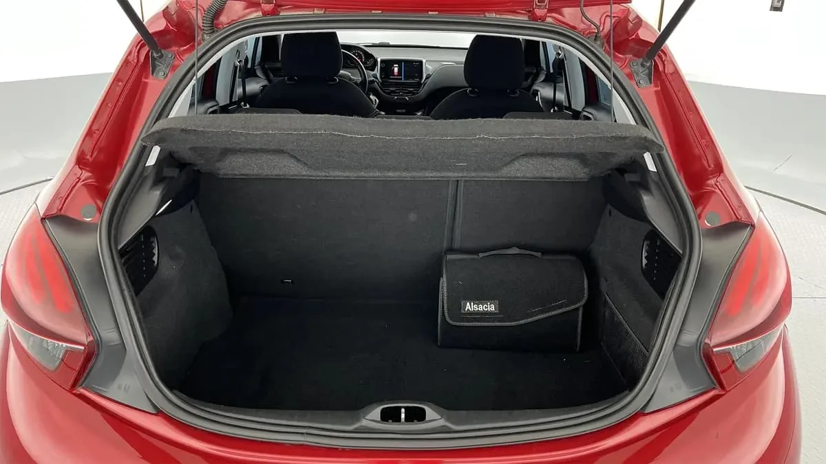 Hatchback Peugeot 208 2018 en Lima — foto 9